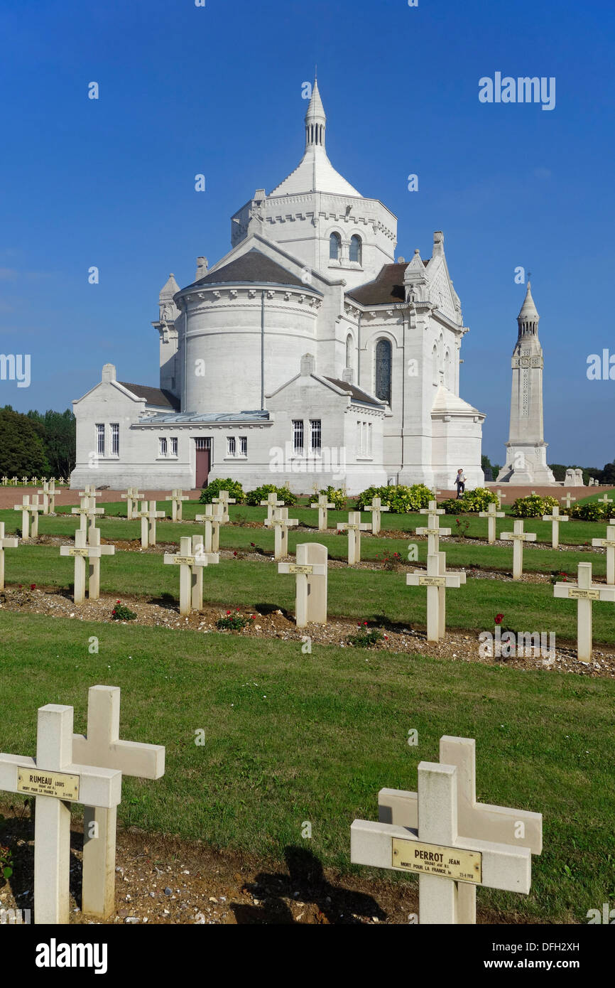 Laterne-Turm und Kapelle Notre-Dame de Lorette / Ablain-Saint-Nazaire, französischer Soldatenfriedhof Erster Weltkrieg, Frankreich Stockfoto