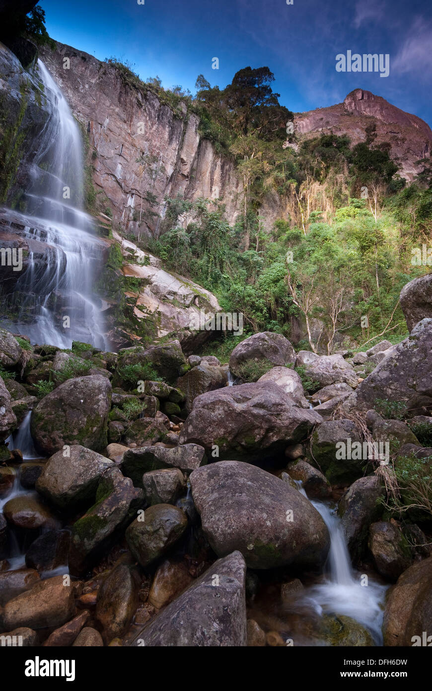 Serra Dos Orgaos Nationalpark, Rio de Janeiro, Brasilien. Cachoeira Véu da Noiva und Pico Glória, Petrópolis. Stockfoto