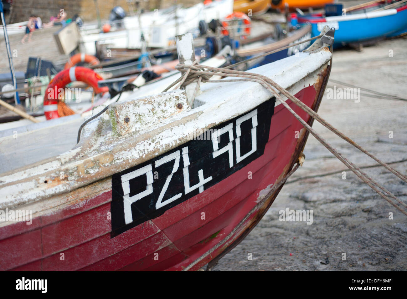 Bogen des roten Fischerboot Sennen Cove, Cornwall UK Stockfoto