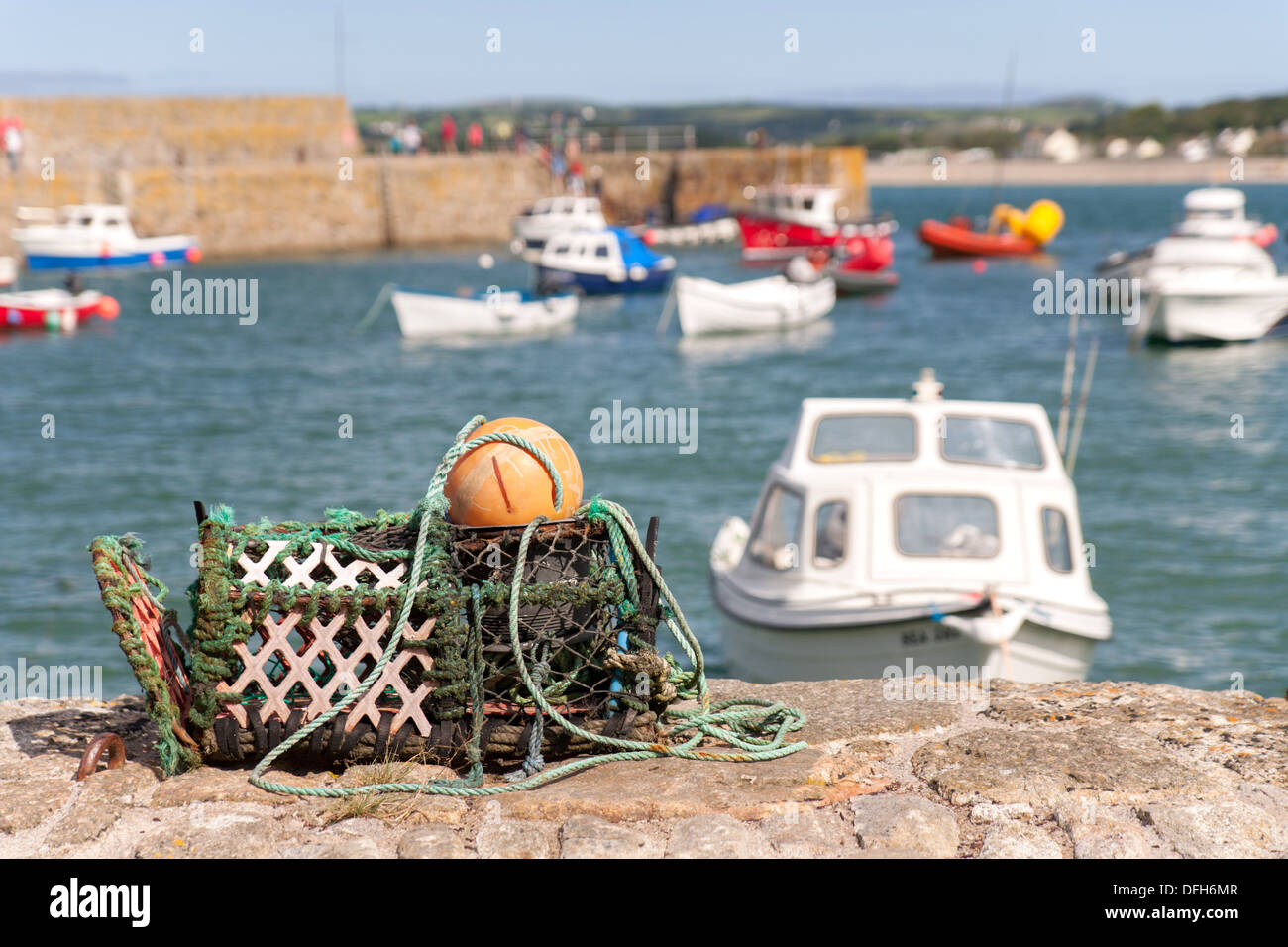 St. Michaels Mount Hafen, Lobster Pot auf Kais Seite und rühmen im geschützten Hafen, Cornwall, UK Stockfoto