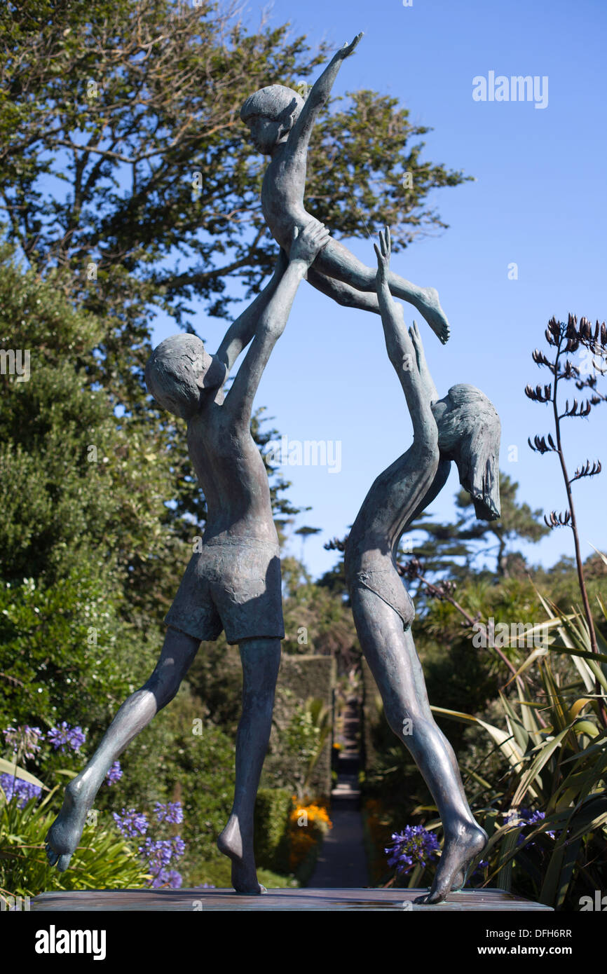 Kinder von Tresco Skulptur Tresco Abbey Gardens, Isles of Scilly, Cornwall, UK Stockfoto Kinder von Tresco Skulptur Tresco Abbey Gardens, Isles of Scilly, Cornwall, UK Stockfoto