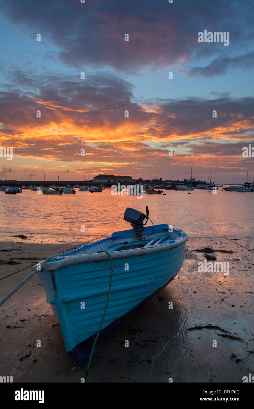 Sonnenuntergang über blaues Boot, Stadtstrand, Hugh Town, Str. Marys Isles of Scilly, Cornwall Stockfoto