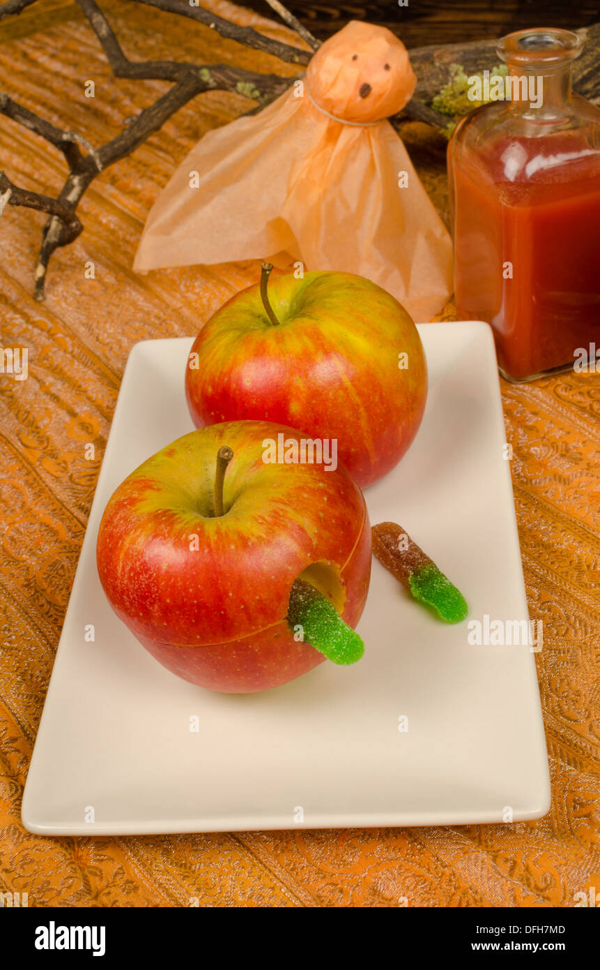 Fauler Apfel Dessert, eine Halloween-Idee für Kinder essen ...