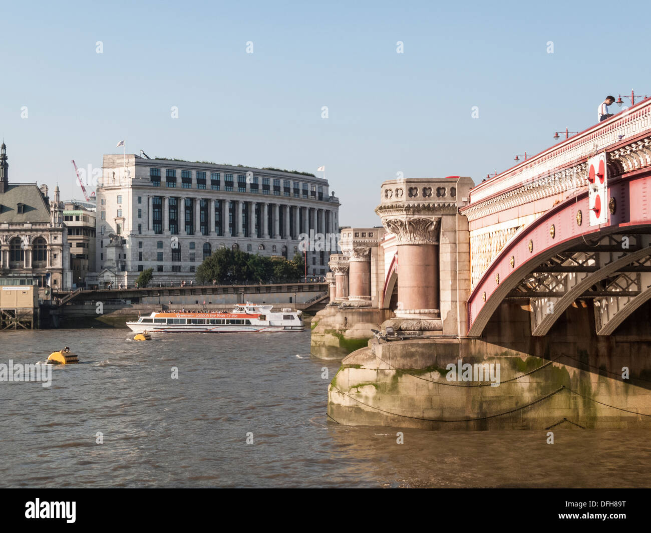 Blackfriars Bridge über die Themse, in der Stadt von London, UK Stockfoto