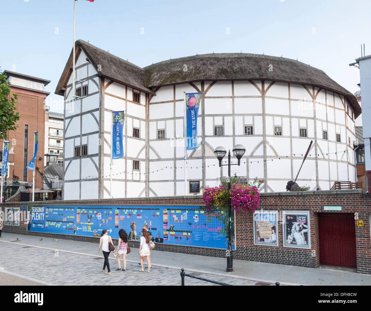 Globe Theatre, welche Hosts Aufführungen von Shakespeares spielt in der Runde, am Südufer, Embankment, London, UK Stockfoto