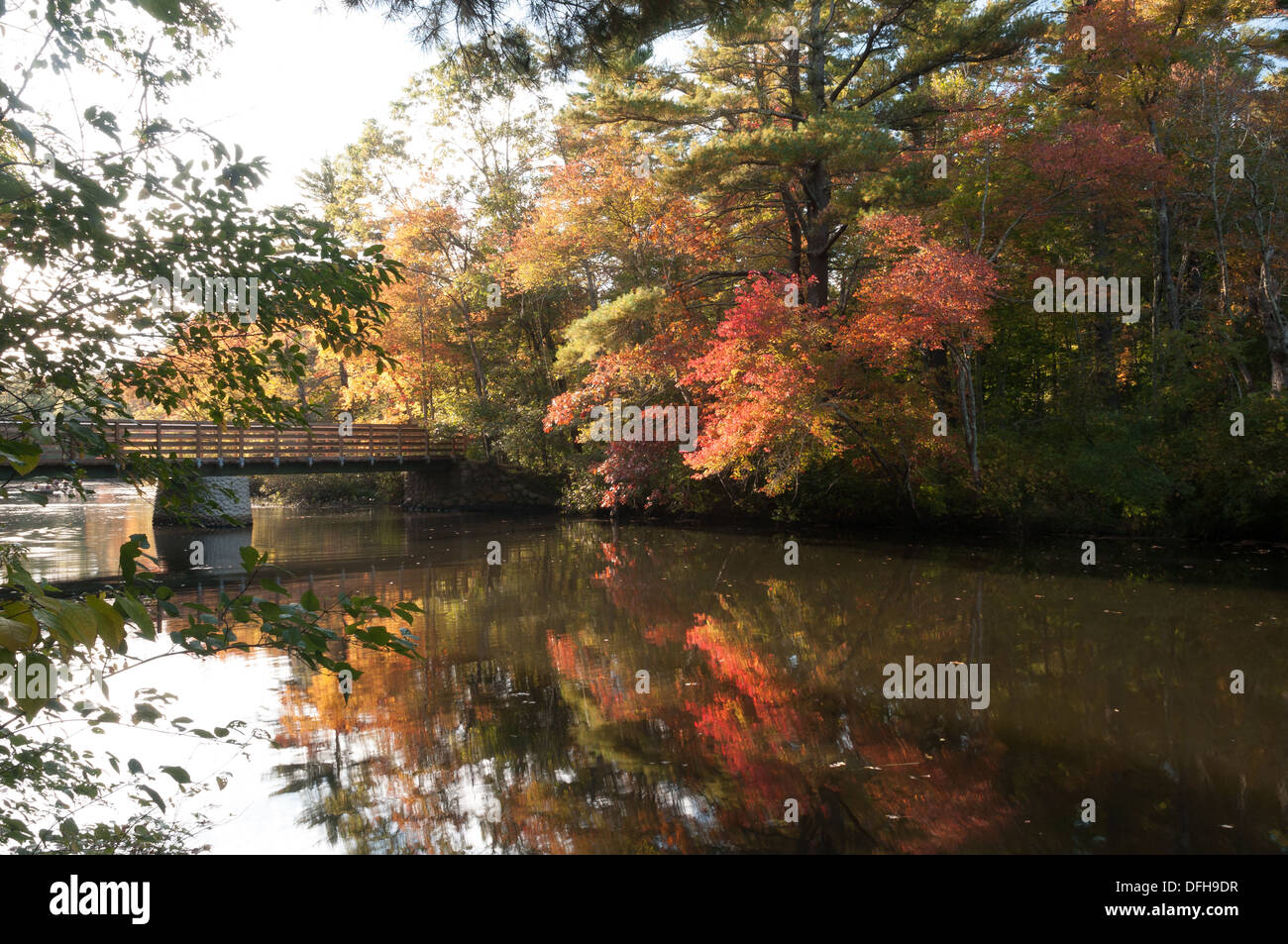 Hölzerne Fußgängerbrücke über den Fluss Ipswich mit Herbst Farben, Ipswich, Massachusetts Stockfoto