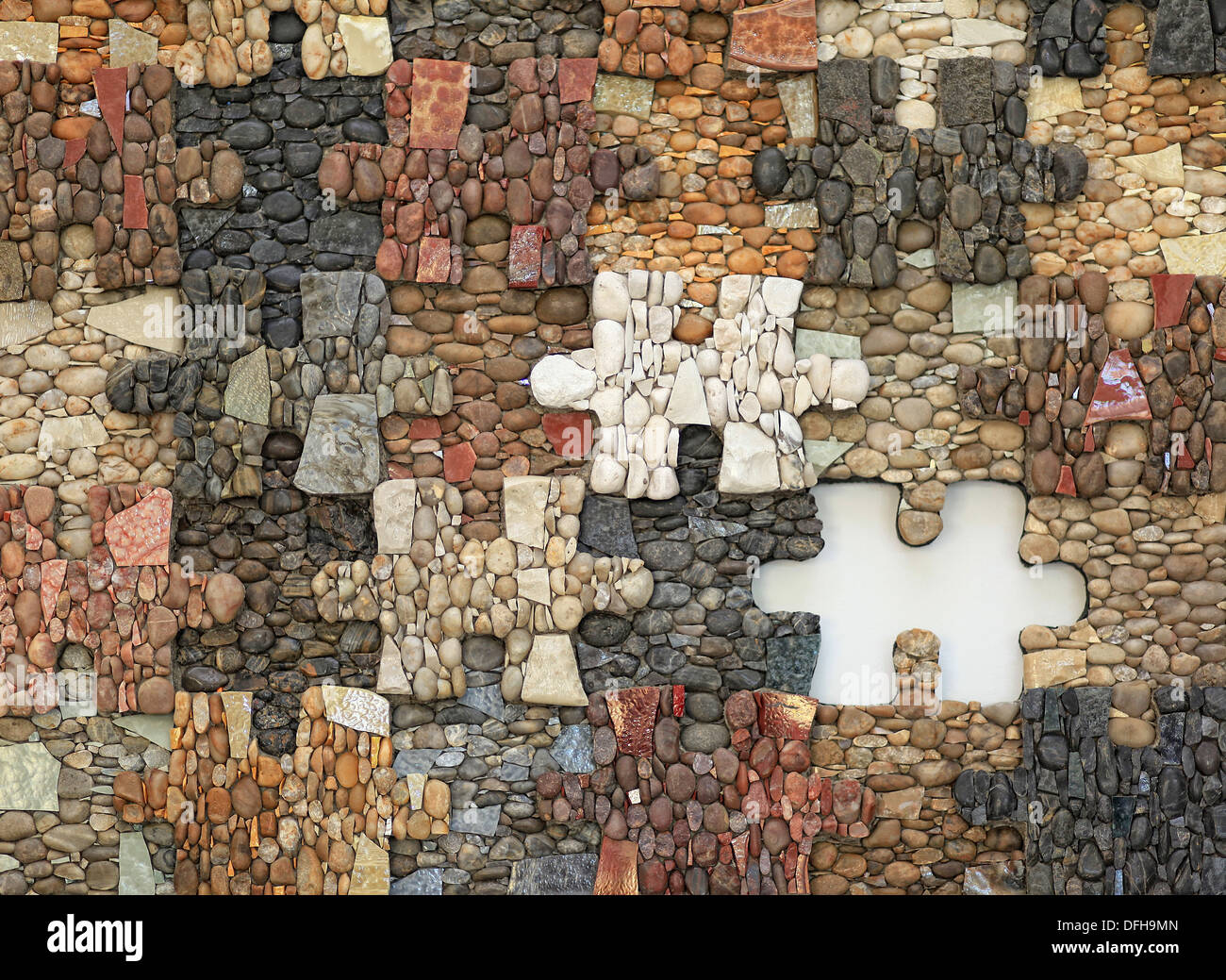Ein Puzzle mit fehlenden Stück. Mosaik aus Materialien wie Steinen, Kies, Marmor und Glas. Scuola abgehalten del Friuli, Italien. Stockfoto