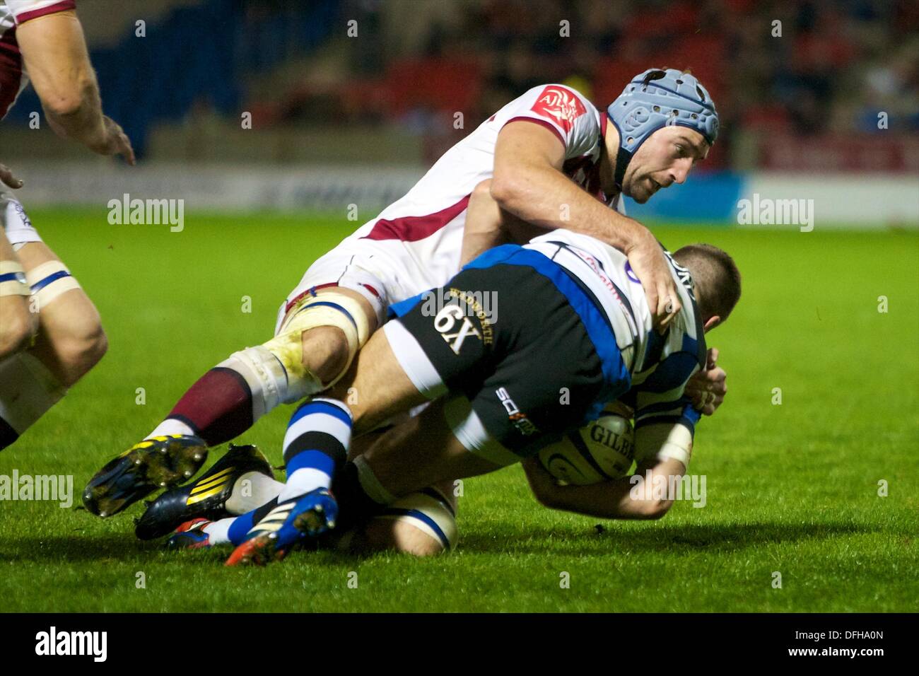 Salford, UK. 4. Oktober 2013. Sale Sharks sperren Michael Paterson und Bath Rugby Verteidiger George Ford während der Aviva Premiership Spiel zwischen Verkauf Haifische und Bath Rugby aus dem AJ-Bell-Stadion. Bildnachweis: Aktion Plus Sport/Alamy Live-Nachrichten Stockfoto