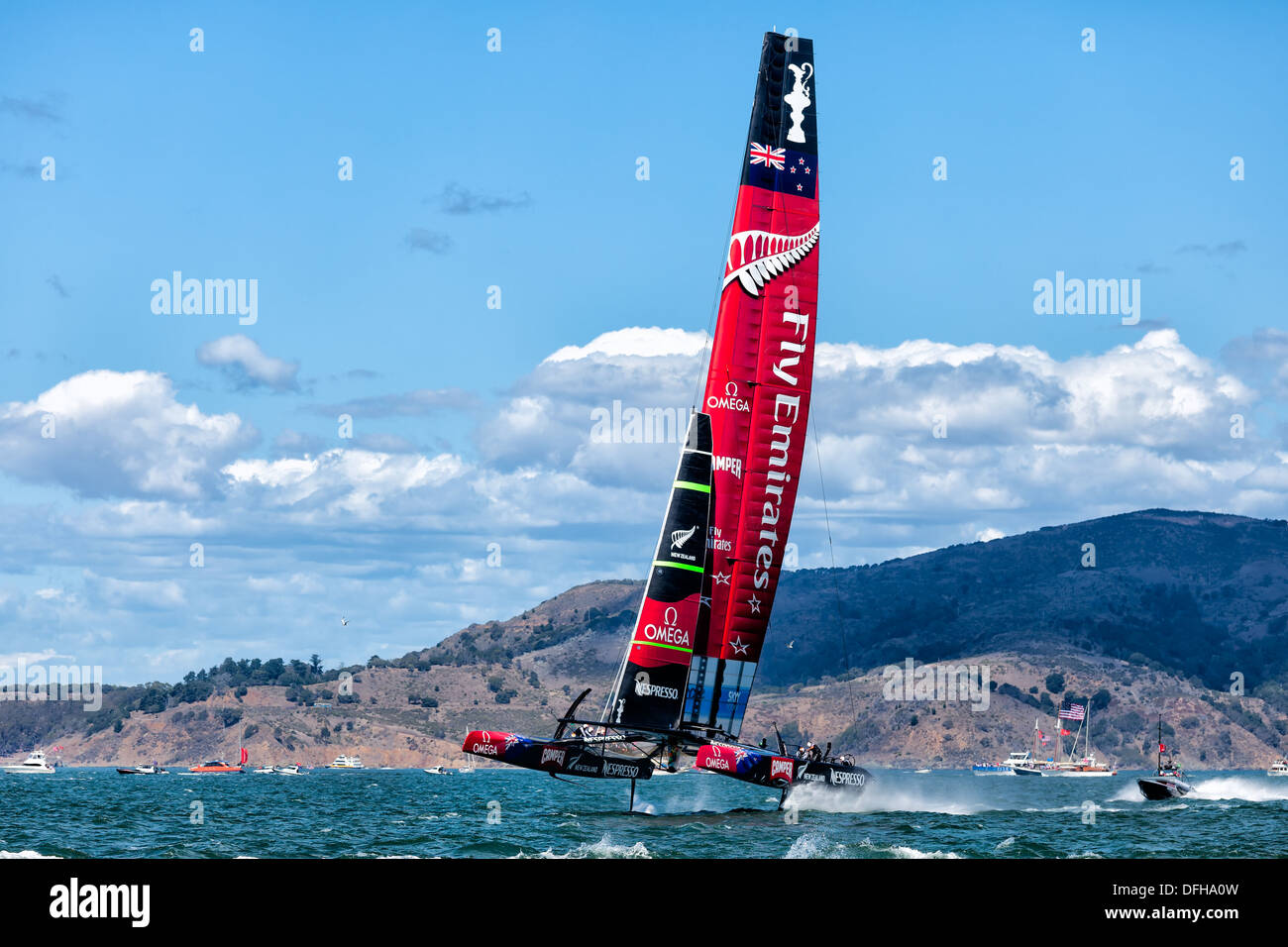 Neuseeland mit beiden Rümpfe aus dem Wasser wetteifern um den Titel zu Americas Cup im letzten Rennen mit Oracle Team USA auf 25.09.13 in San Francisco Stockfoto