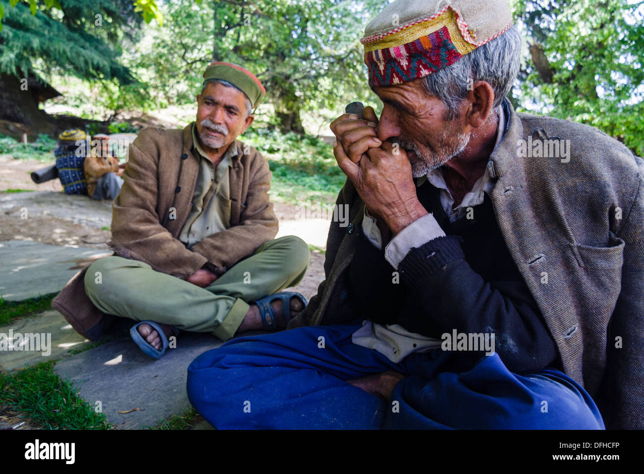 Zwei alte Himachali Männer rauchen Chillum im Rumsu Village, Indien Stockfoto