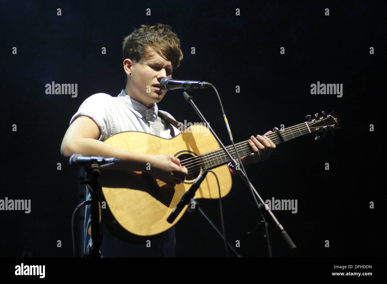 Derby, Großbritannien. 4. Oktober 2013.  Steigende Wurzeln Singer/Songwriterin führt Luke Jackson beim Folk Konzert steigt in den Assembly Rooms, Derby. Lukas war ein Finalist in beiden der Horizon Award für beste aufstrebende Talente und Young Folk Award bei den 2013 BBC Radio 2 Folk Awards.  Derby-Folk-Festival läuft 4-6. Oktober 2013. Bildnachweis: Matthew Taylor/Alamy Live-Nachrichten Stockfoto