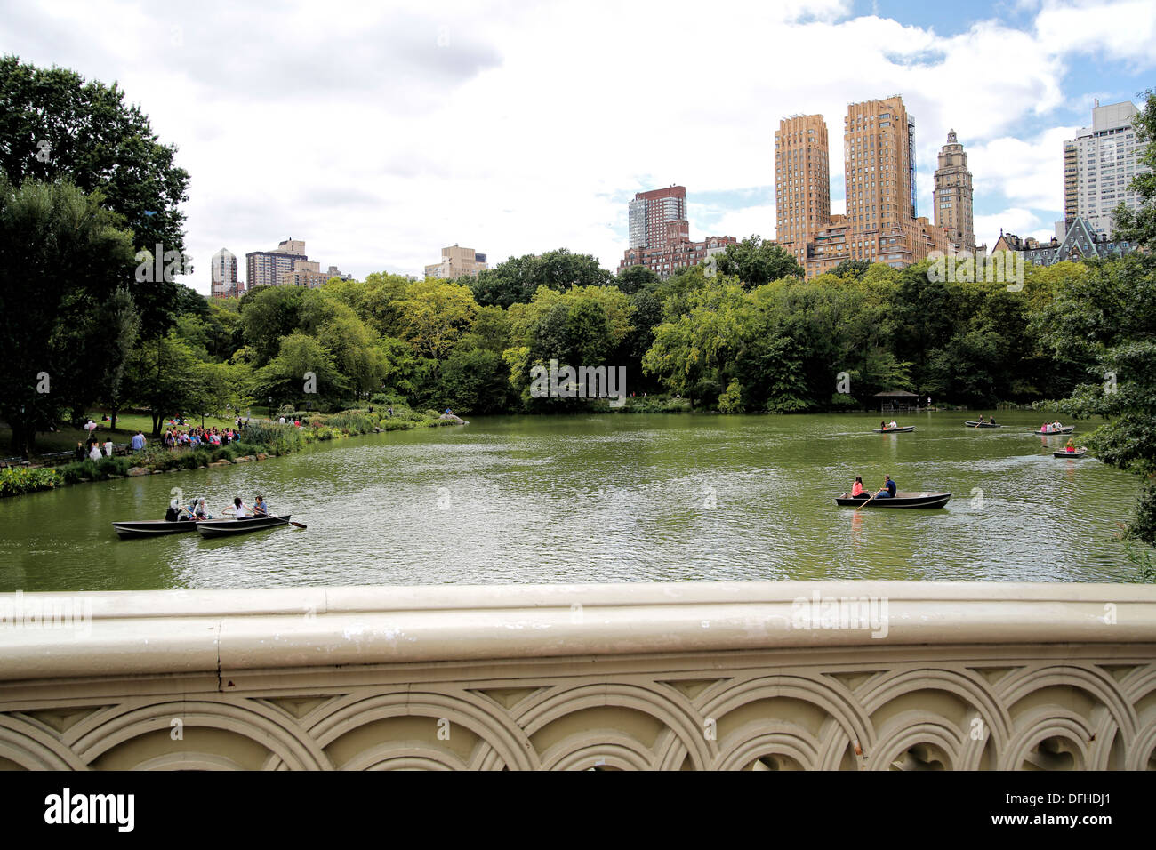 Mit Blick auf Central Park West, New York City, von Bogenbrücke im Central Park. Stockfoto