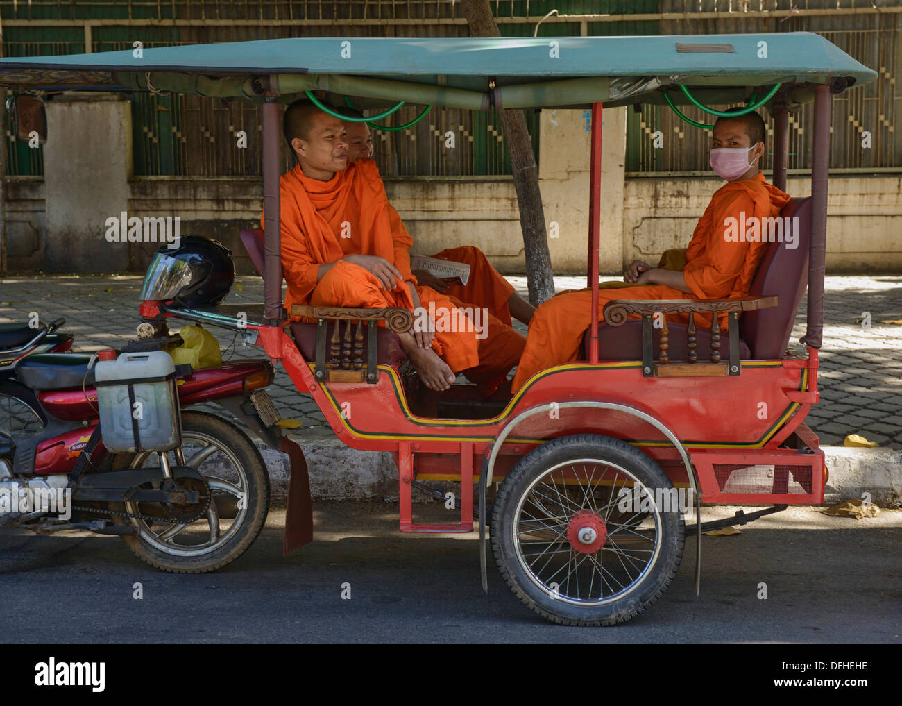 Mönche in einem Anhänger Tuk Tuk, Phnom Penh, Kambodscha Stockfoto