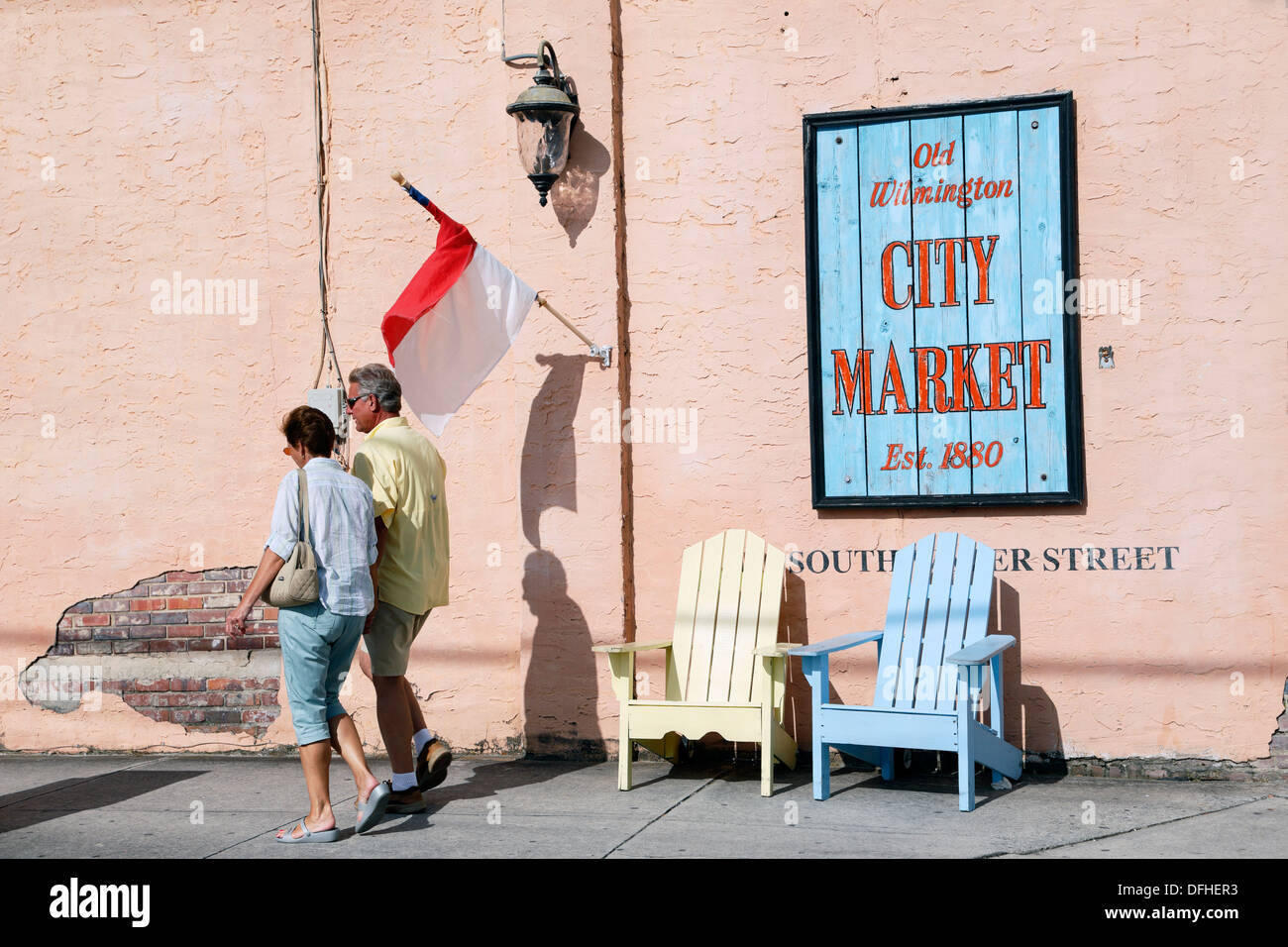 Wilmington, North Carolina. Ein paar wenige Vergangenheit ein Zeichen mit dem City Market. Stockfoto