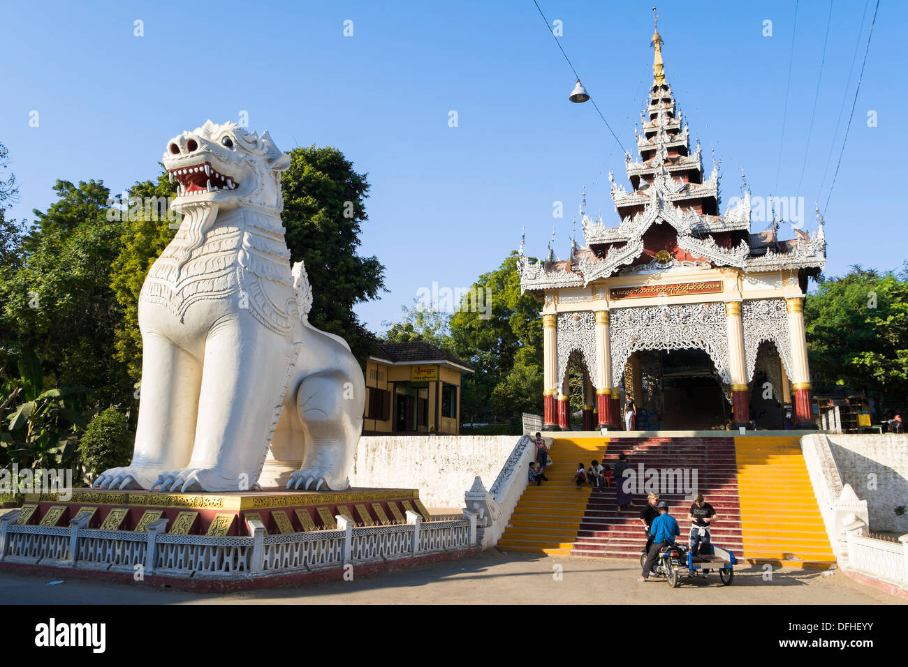 Löwen-Statue am Eingang des Mandalay Hill, Mandalay, Mandalay, Myanmar, Asien Stockfoto