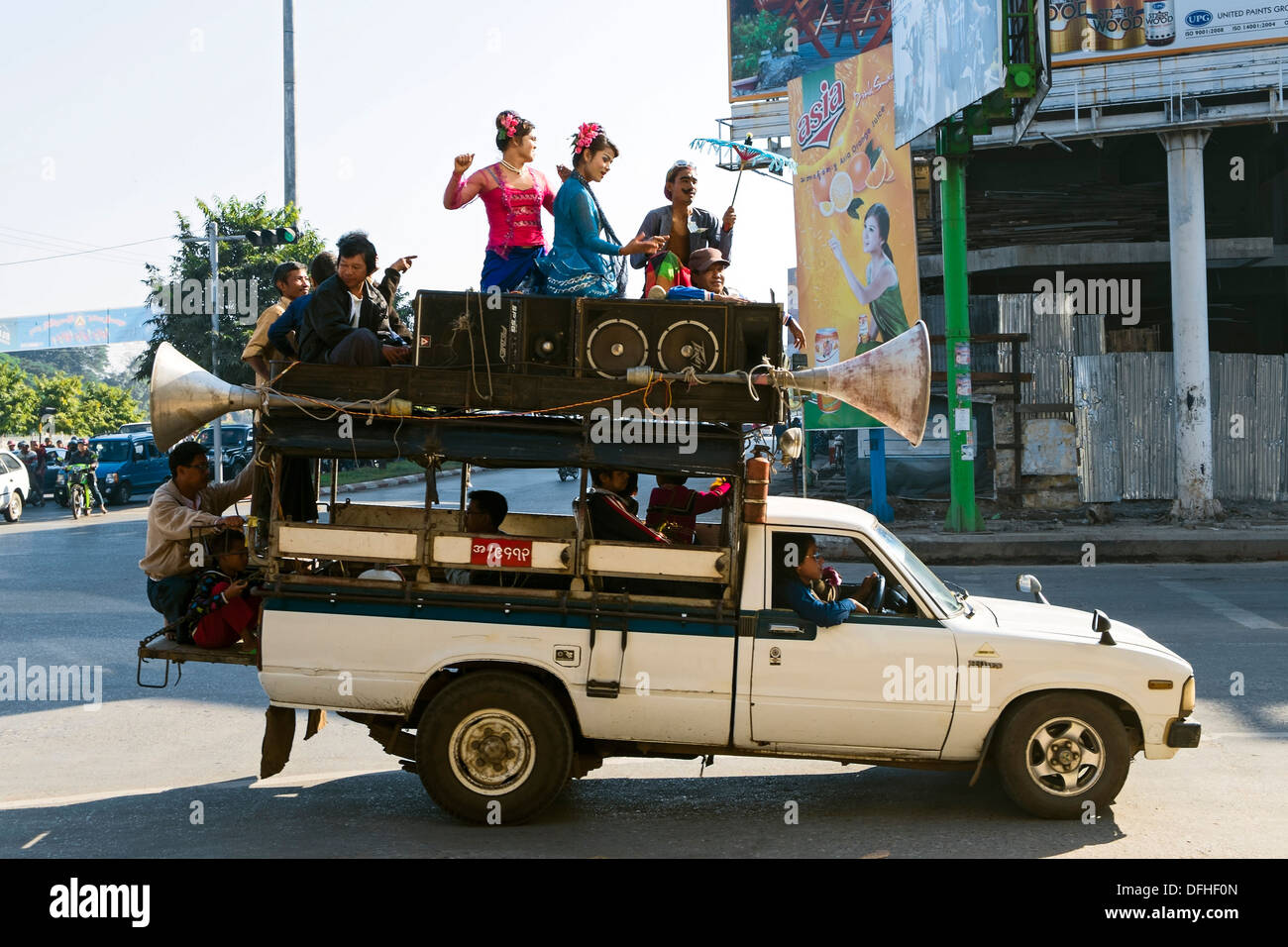 Van mit Verstärkeranlage, 80th Street, Mandalay, Myanmar, Asien Stockfoto