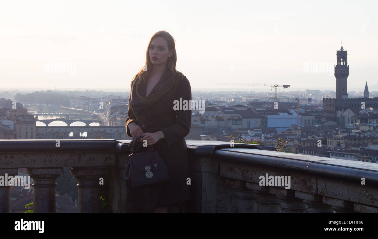 Professionelles Model bei einem Fotoshooting am Piazzale Michelangelo, Florenz, Toskana, Italien Stockfoto