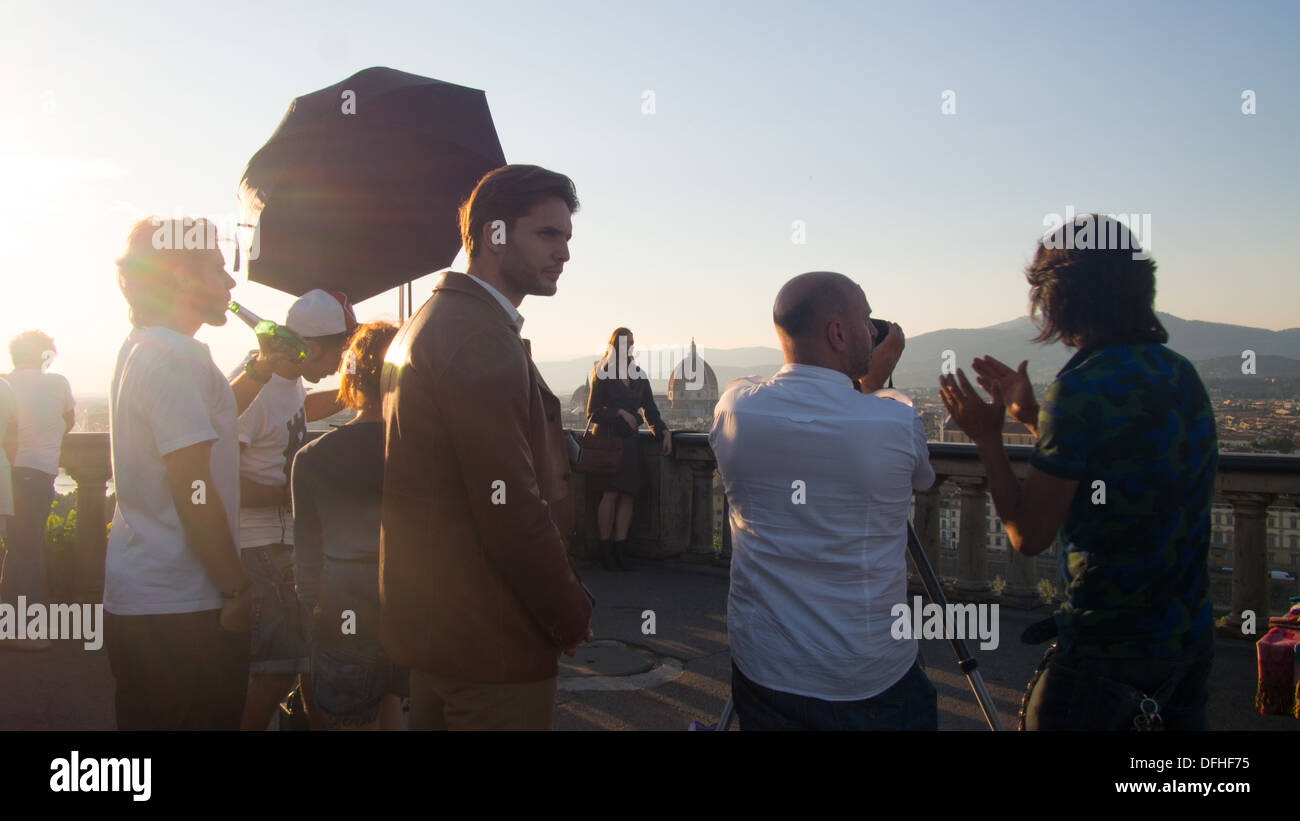 Professionelle Models bei einem Fotoshooting am Piazzale Michelangelo, Florenz, Toskana, Italien Stockfoto