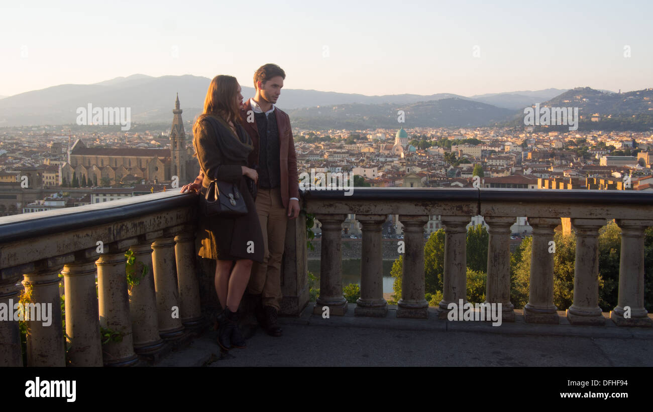 Professionelle Models bei einem Fotoshooting am Piazzale Michelangelo, Florenz, Toskana, Italien Stockfoto