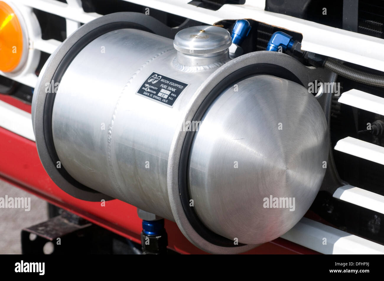Mond-Benzin Tank Kraftstofftank auf ein Frisiertes Auto Stangen gesponnen Aluminium Racing benutzerdefiniert angepasst Stockfoto