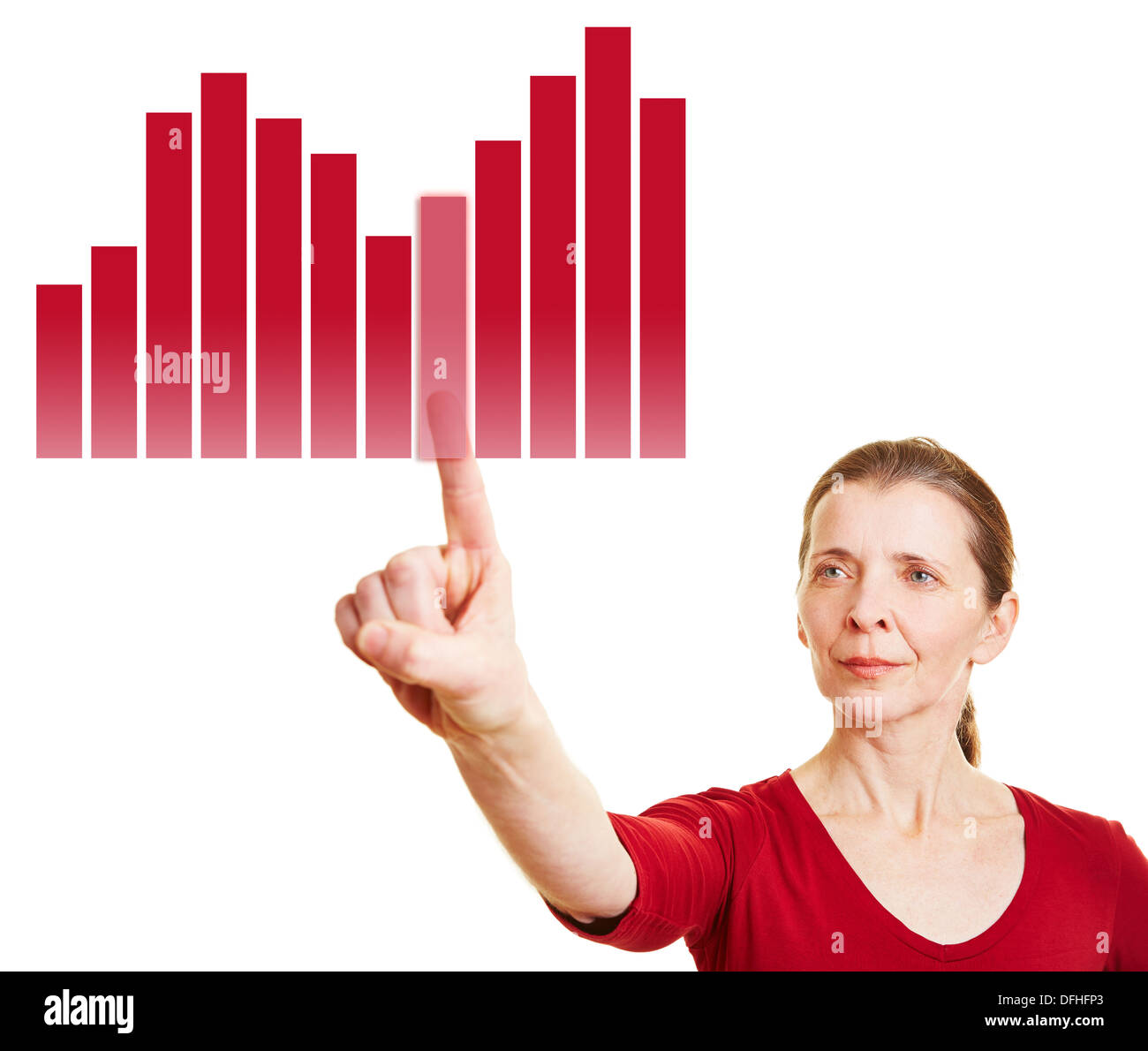 Frau, die Auswahl der Grafik auf Statistiken über einen großen touchscreen Stockfoto