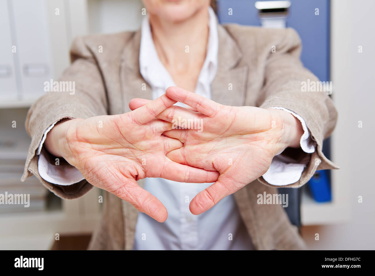 Arm strecken schmerz -Fotos und -Bildmaterial in hoher Auflösung – Alamy