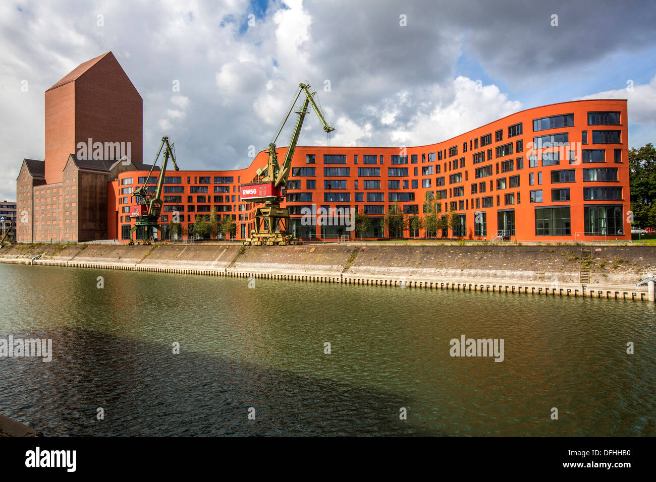 Neubau der Nordrhein-Westfälischen National Archives. Alten Speicher Backsteinturm im ehemaligen Innenhafen, Stadt Duisburg Stockfoto