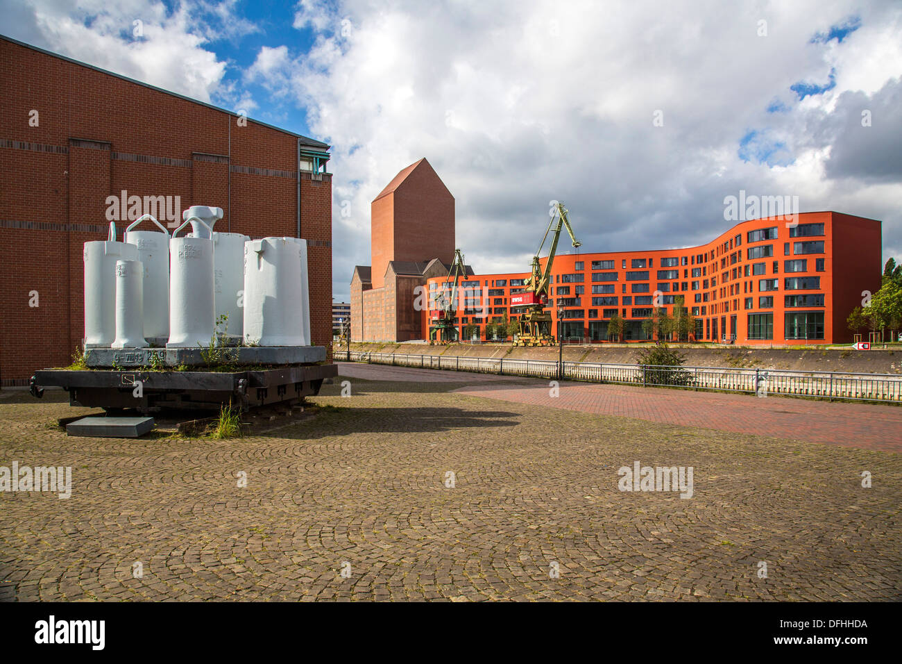 Neubau der Nordrhein-Westfälischen National Archives. Alten Speicher Backsteinturm im ehemaligen Innenhafen, Stadt Duisburg Stockfoto