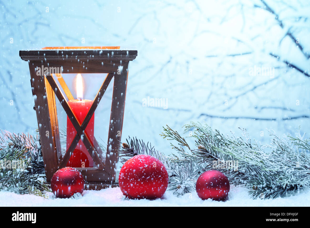 Laterne und roten Weihnachtskugeln mit Schneefall, Nahaufnahme. Stockfoto