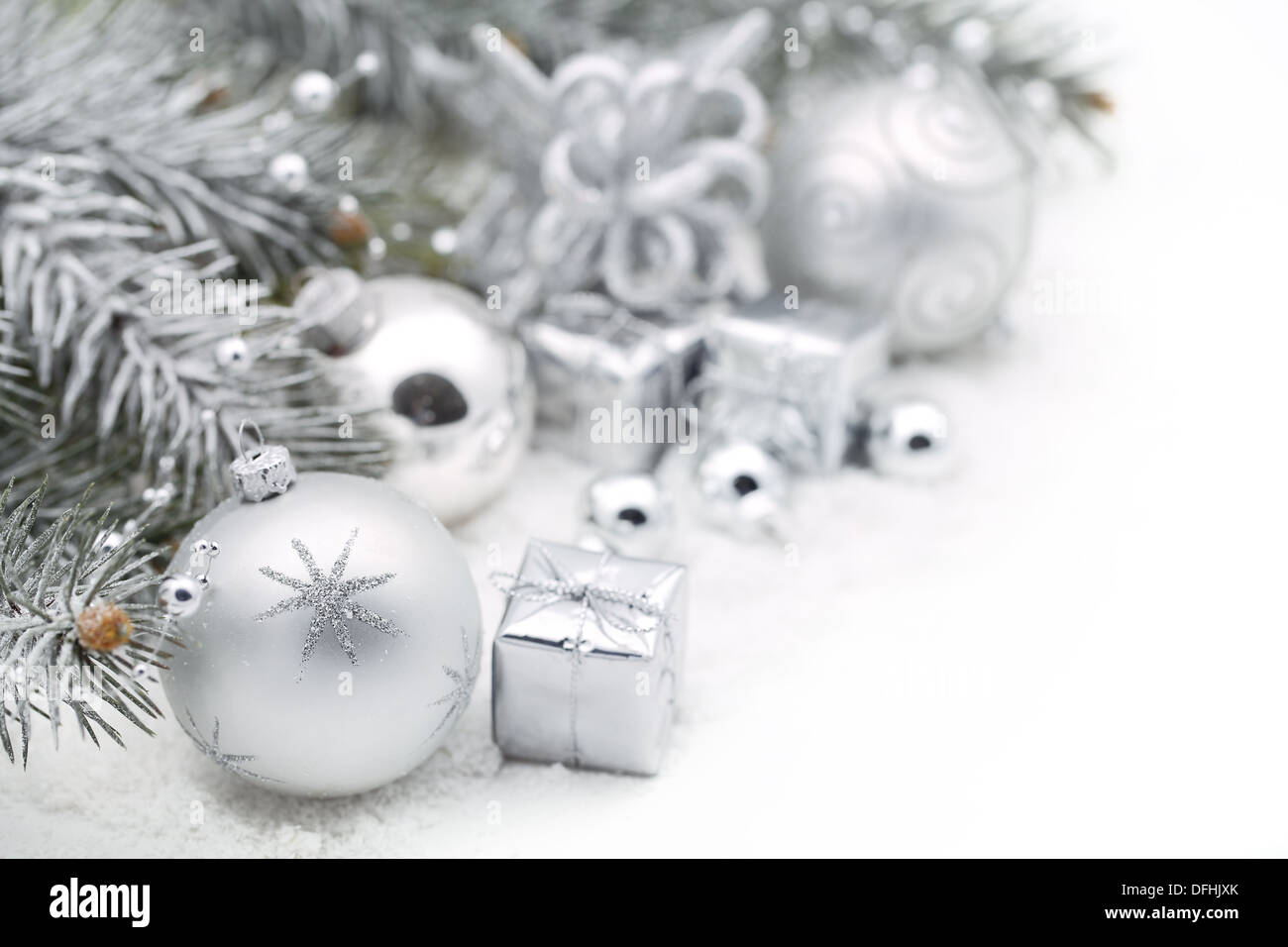 Weihnachts-Dekoration mit Tanne, Silber Christmas Ball und Geschenk Abzweigdose Stockfoto