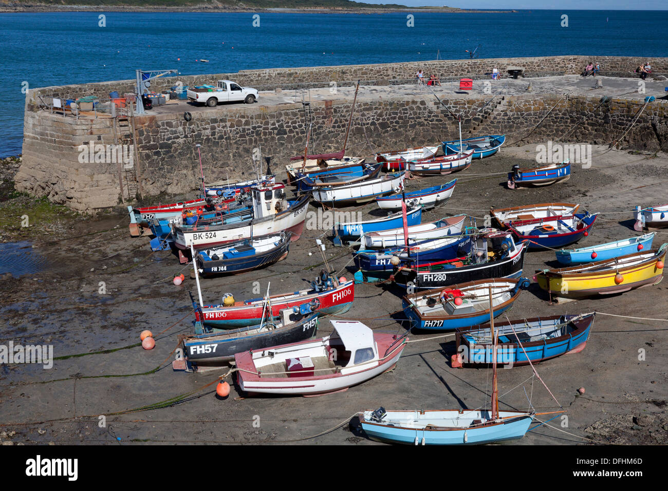 Boote im Hafen, Coverack, Cornwall gestrandet Stockfoto