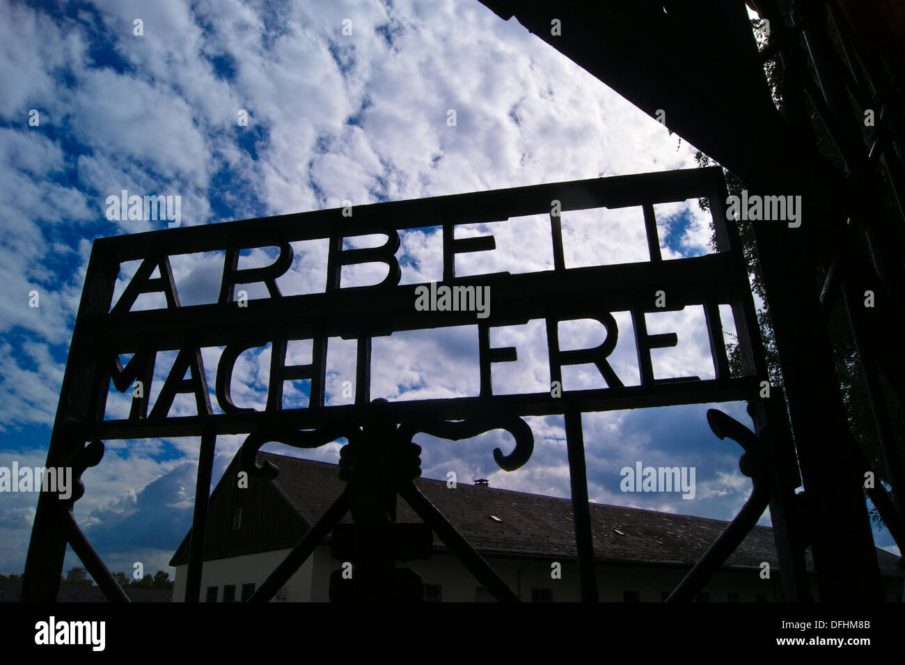 Schriftzug „Arbeit macht frei“ auf dem Eisernen Tor des KZ-Lagers Dachau, Dachau, München, Bayern, (Bayern), Deutschland Stockfoto