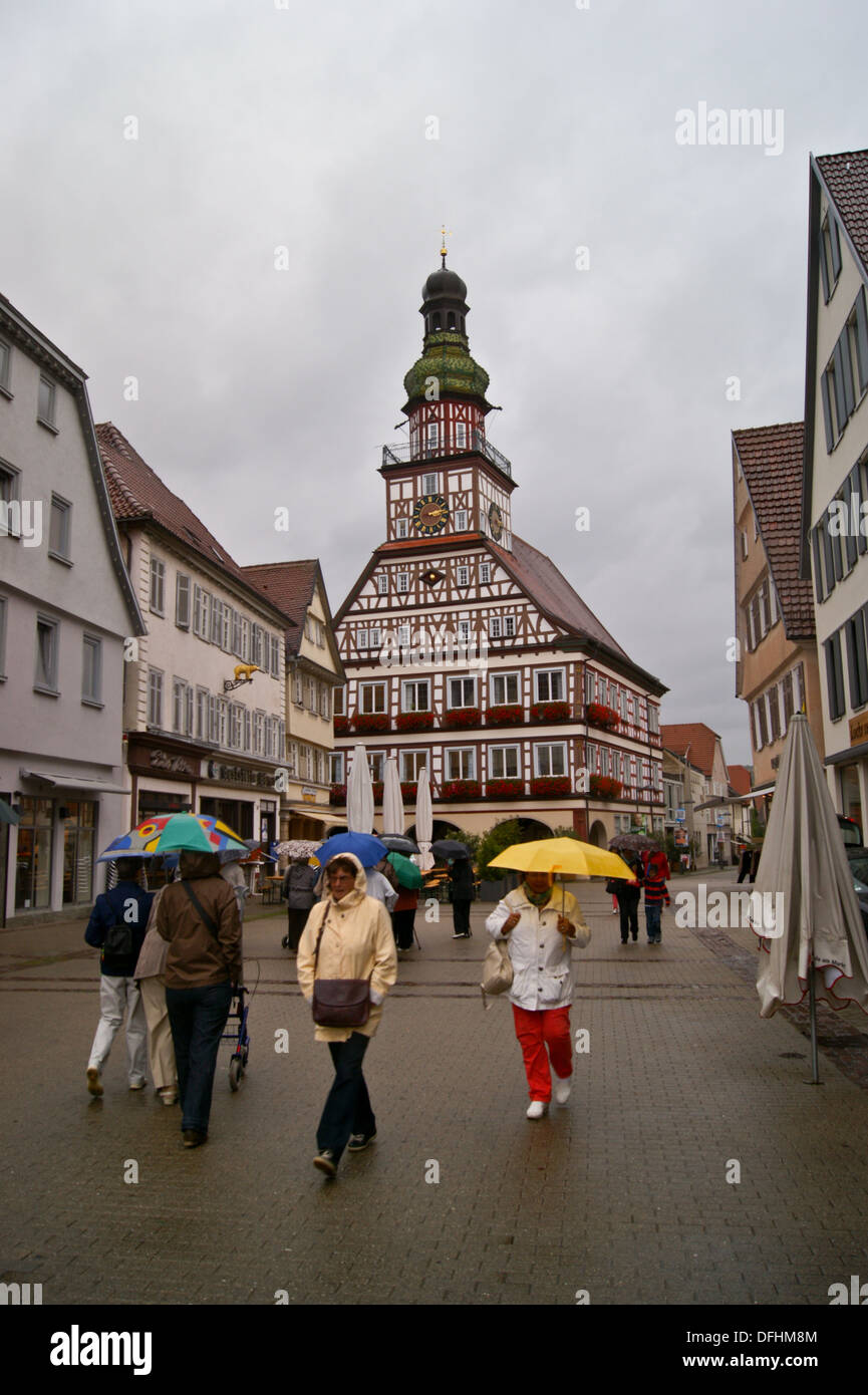 Menschen mit Regenschirmen im Regen, Marktstrasse, Kirchheim Unter Teck, Baden-Württemberg, Deutschland Stockfoto