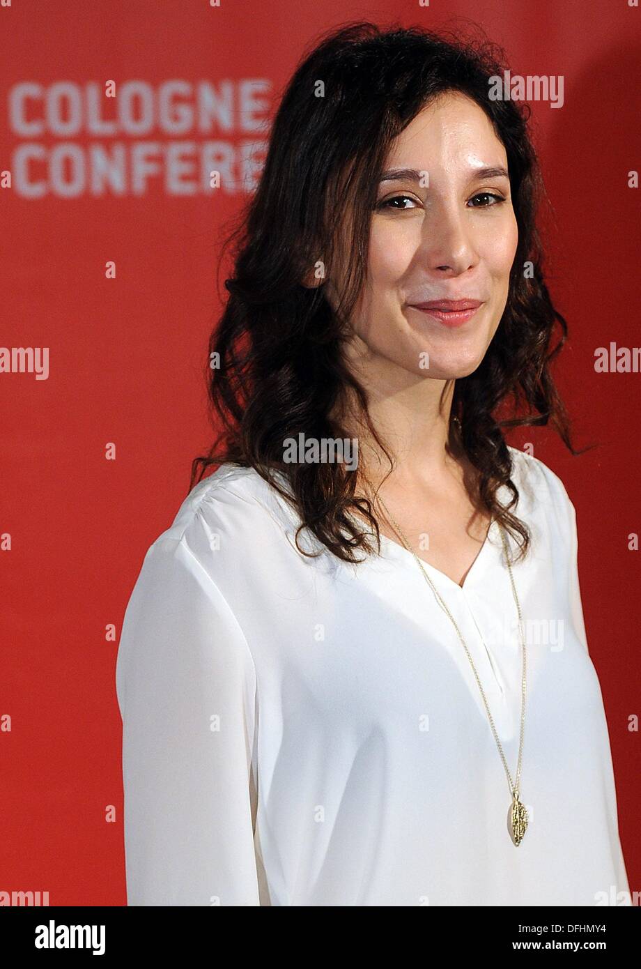 Köln, Deutschland. 4. Oktober 2013. Schauspielerin Sibel Kekilli kommt