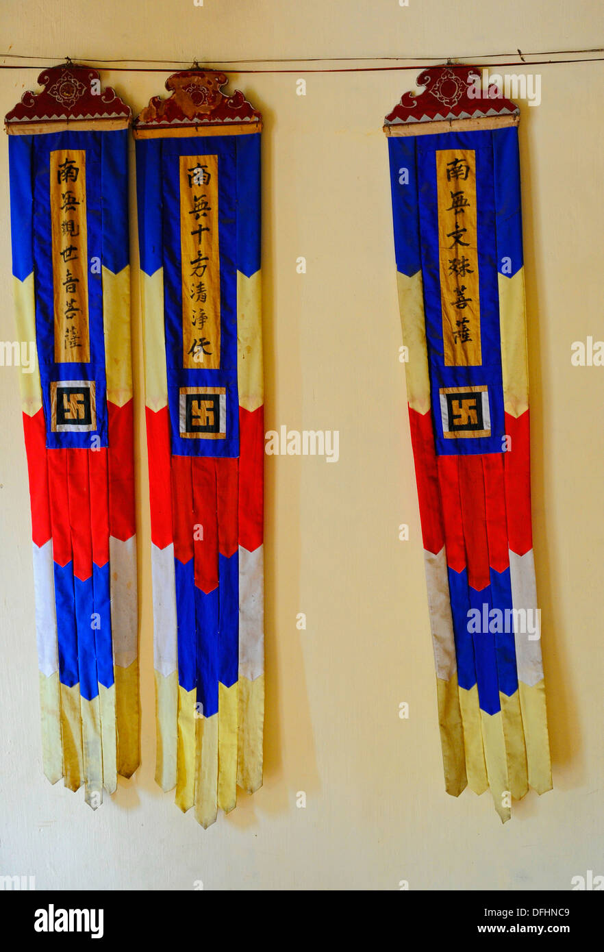 Vietnamesische religiöse Flaggen mit vietnamesischen Schrift und Symbol