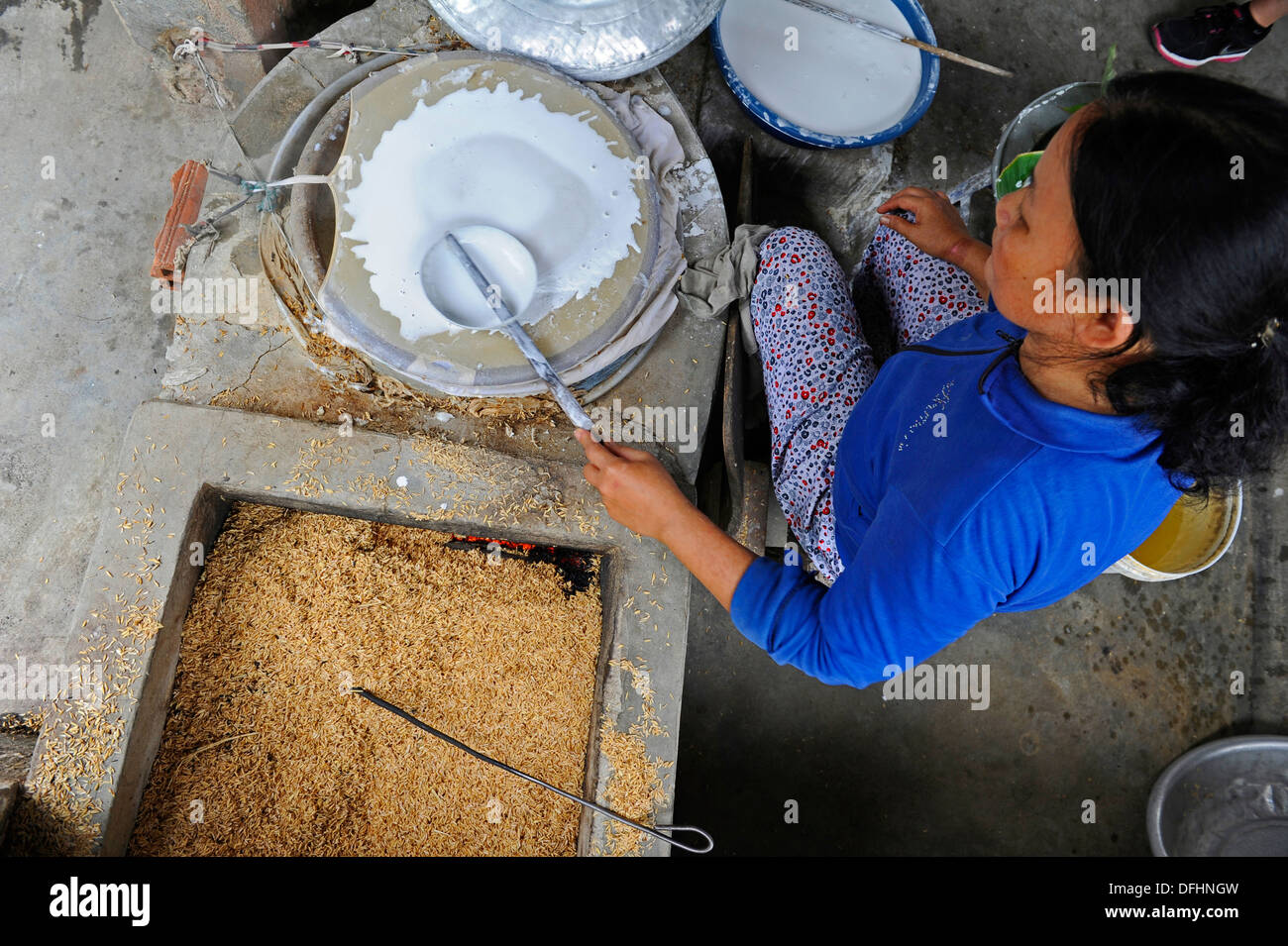 Vietnamesischen Dorf Frau machen Nudeln über einem Reis betriebenen Ofen. Stockfoto