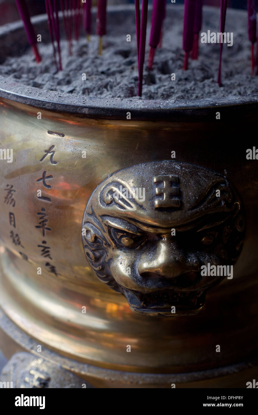 Eine Asche-Schüssel mit Räucherstäbchen in einem chinesischen Tempel Stockfoto