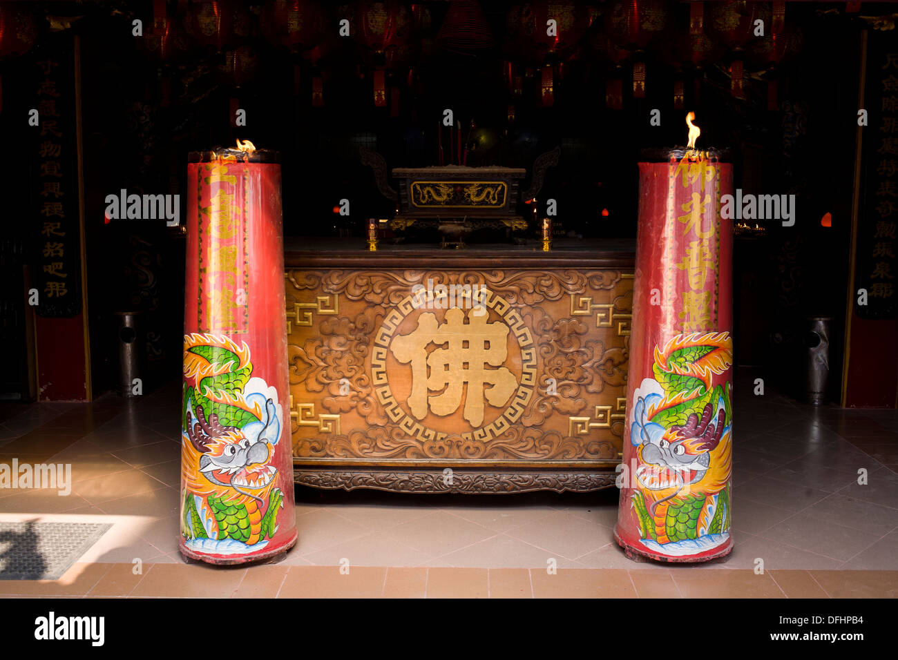 Ein Altar in einem chinesischen Tempel (Weitwinkel) Stockfoto