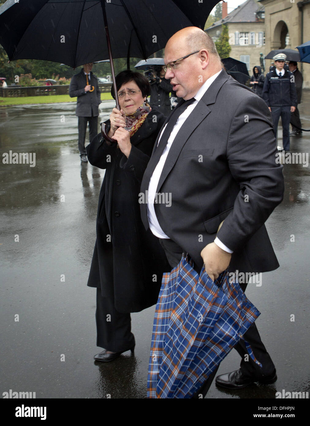 Die Premiere von Thüringen, Christine Lieberknecht und Bundesumweltminister Peter Altmaier (beide CDU) lassen die Mouring Halle während der Beerdigung des ehemaligen Premier von Hessen Walter Wallmann, am 21. September 2013 in Frankfurt/Main, Deutschland, 5. Oktober 2013 starb. Familie, Freunde und Politiker der CDU-Politiker, die Bürgermeister von Frankfurt und Deutschlands erste Umweltminister in eine Trauerzeremonie war, gedacht. Foto: FRANK RUMPENHORST Stockfoto
