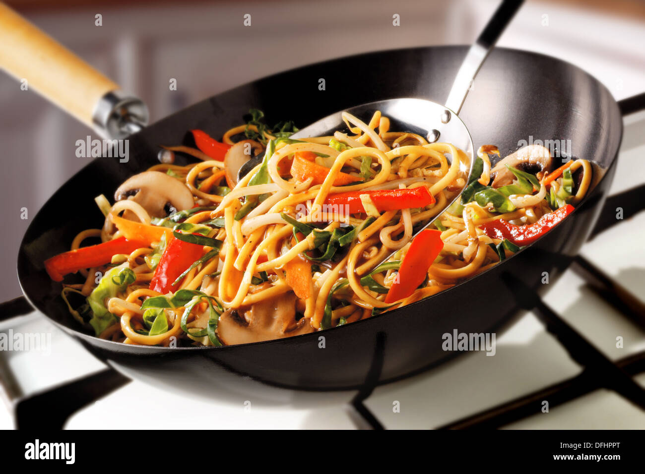 Stir Fry Nudeln, Paprika, Pilze & Karotten Stockfoto