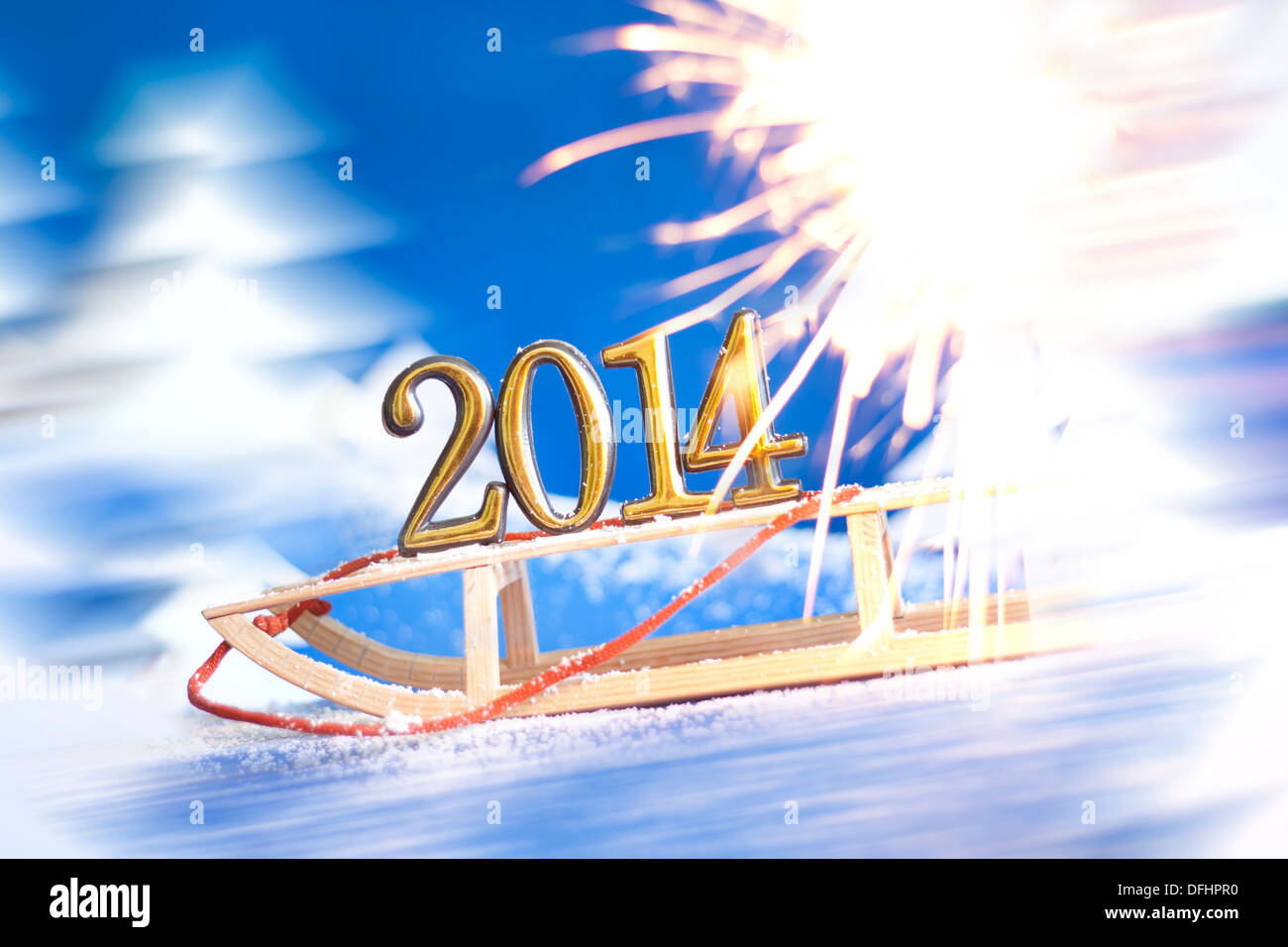 2014 neue Jahr zahlen auf Schlitten abstrakt auf Schnee Hintergrund Stockfoto