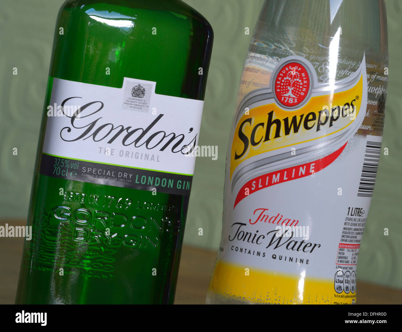 Gordons Gin und Schweppes Slimline Indian Tonic Wasser in Flaschen. Stockfoto