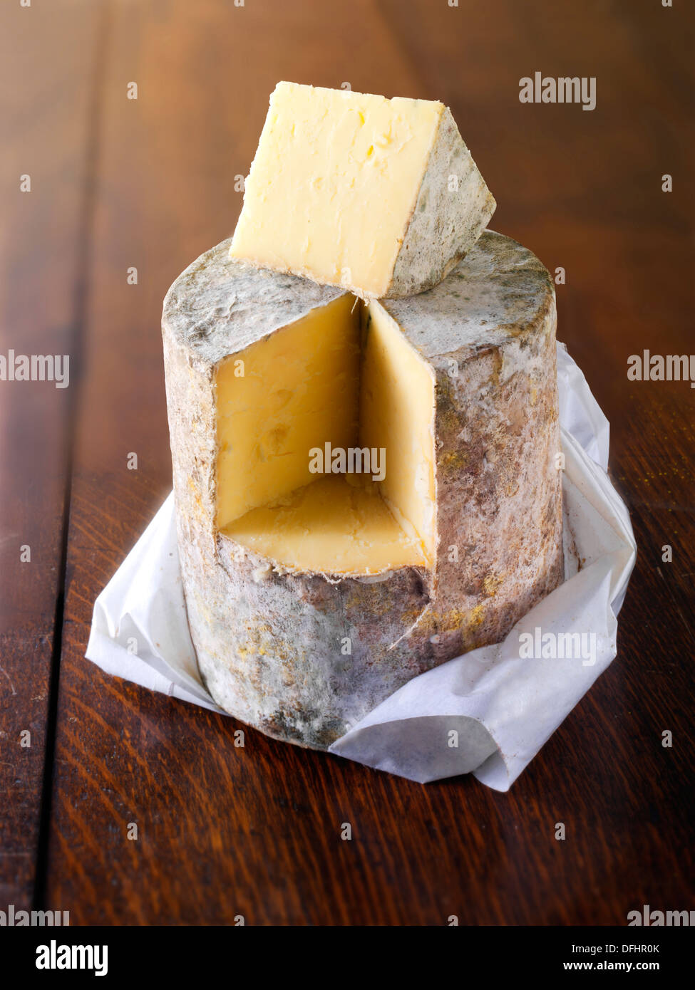 Ganze Cheddar Käse Truckle Reife Bauernhaus-Cheddar-Käse Stockfoto