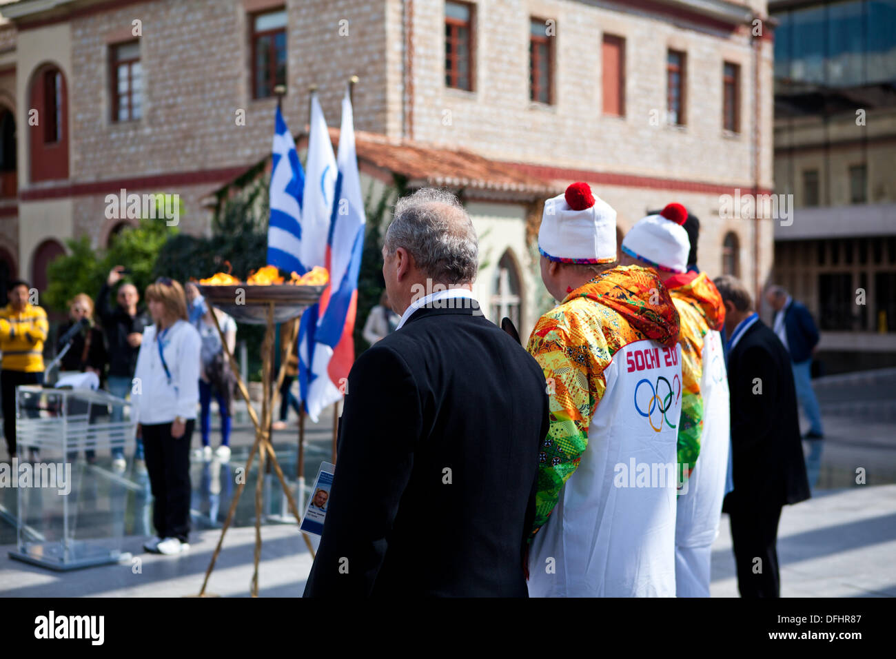 Athen, Griechenland. 5. Oktober 2013. Homosexuell Rechte Aktivisten bei der Olympischen Flamme-Zeremonie auf der Akropolis Museum in Athen, Griechenland Stockfoto