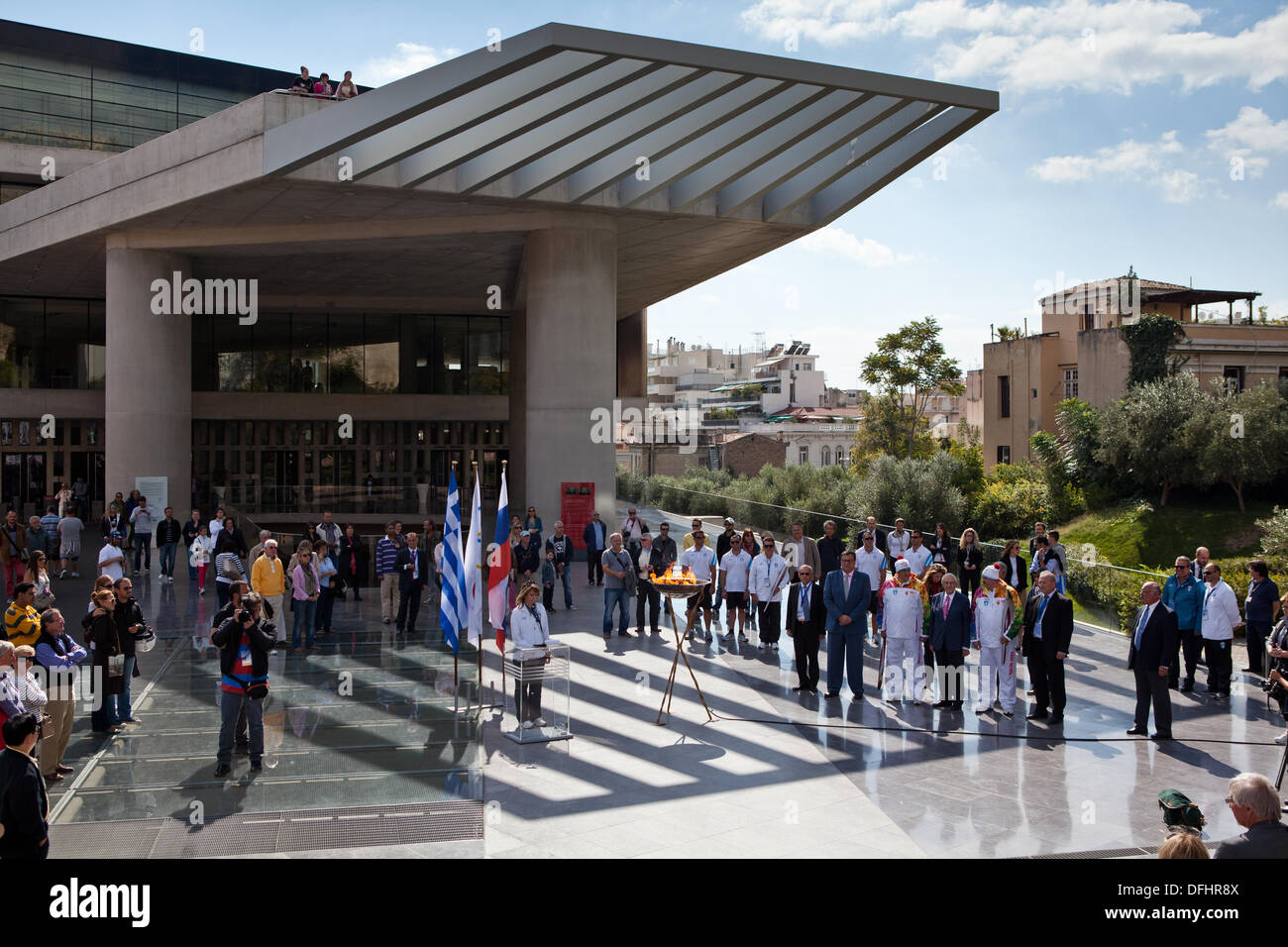 Athen, Griechenland. 5. Oktober 2013. Homosexuell Rechte Aktivisten bei der Olympischen Flamme-Zeremonie auf der Akropolis Museum in Athen, Griechenland Stockfoto