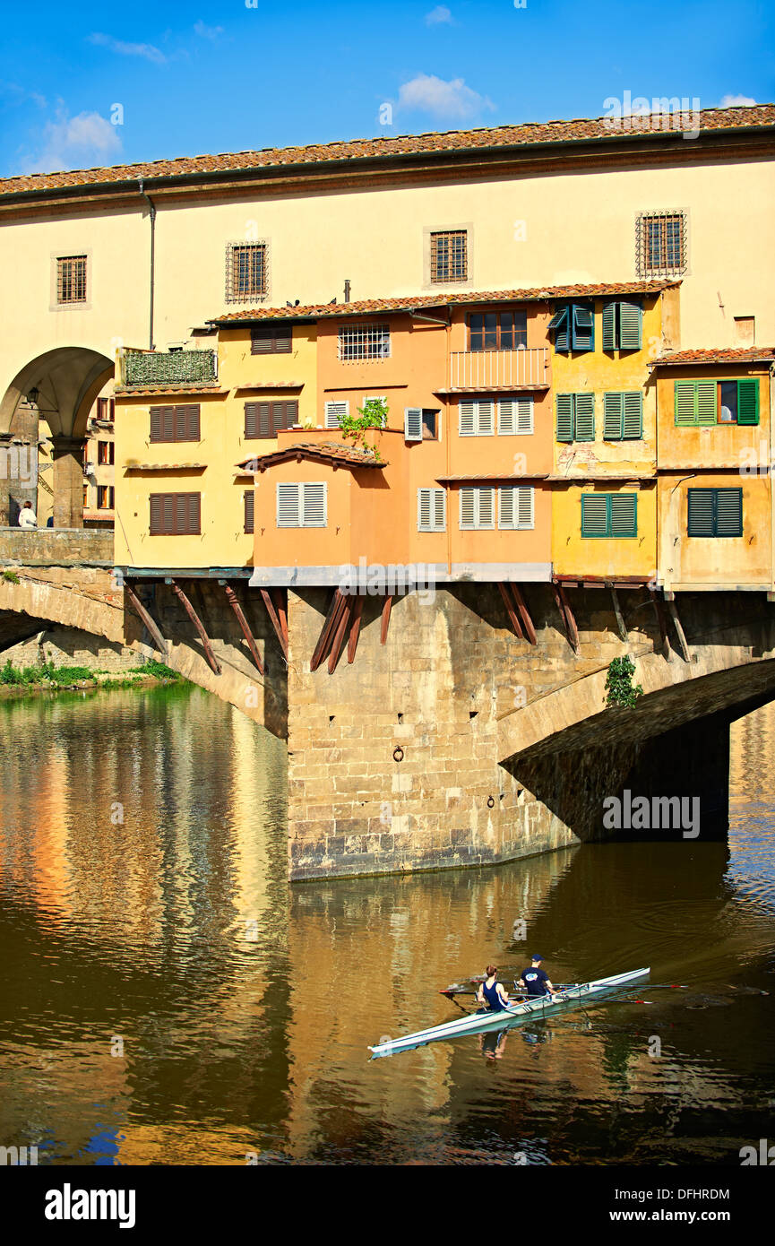 Die mittelalterliche Ponte Vecchio Brücke über den Fluss Arno, Florenz, Italien Stockfoto