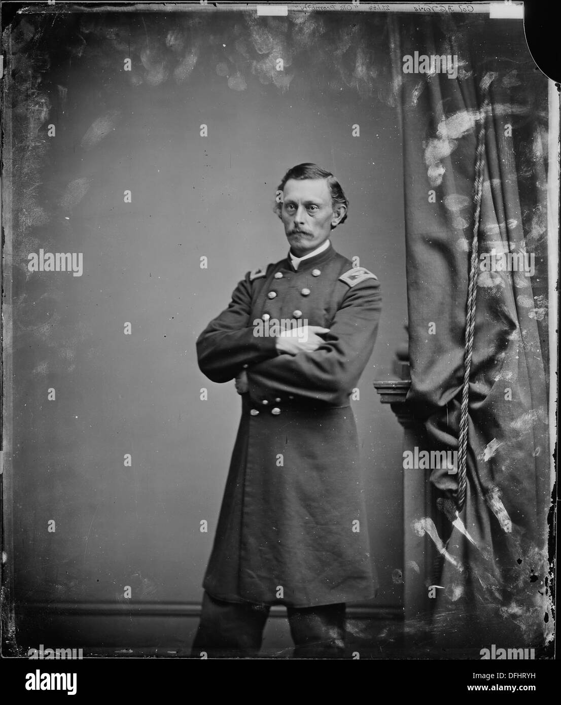 Ein formelles Porträt von General Alvin C. Vorhis, einem US-Militärführer, das seine Uniform und seine kommandierende Präsenz hervorhebt. Das Foto zeigt seine militärische Führung und seinen Rang. Stockfoto