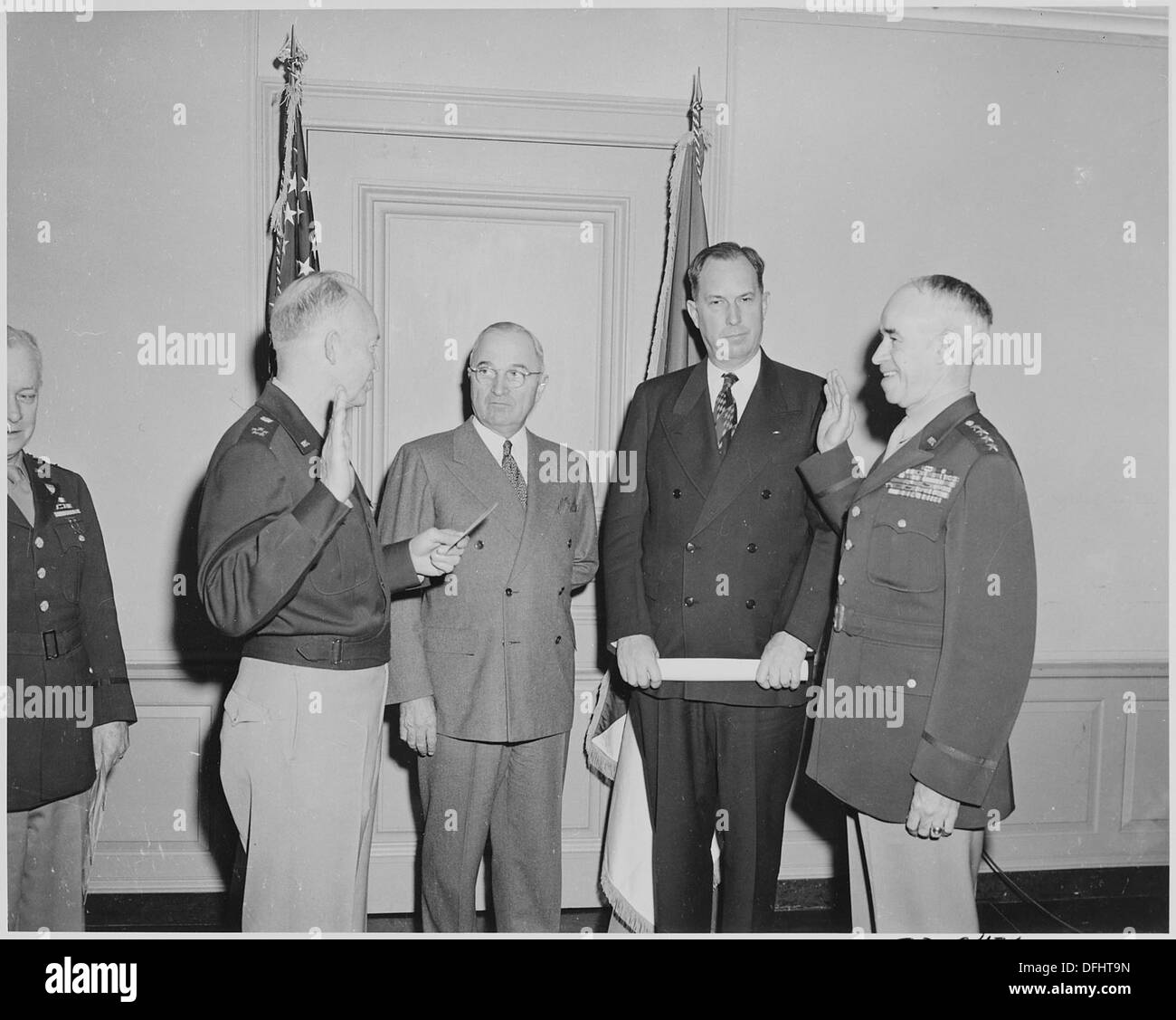 General Dwight Eisenhower schwört in General Omar Bradley, Stabschef der US-Armee werden. Präsident Truman und... 199631 Stockfoto