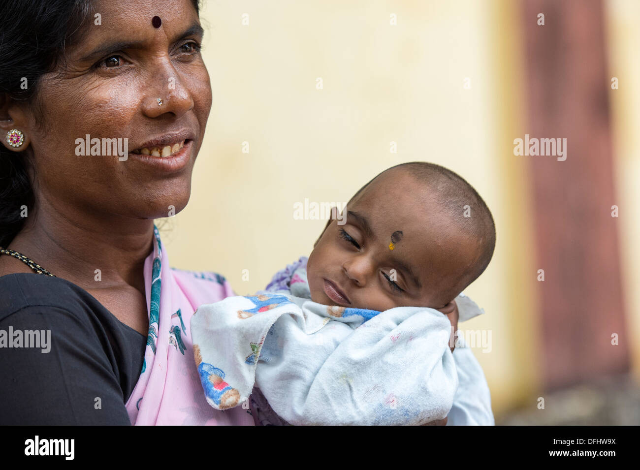 Indische Mutter und Babymädchen warten am Klinikum mobile aufsuchende Sri Sathya Sai Baba. Andhra Pradesh, Indien Stockfoto