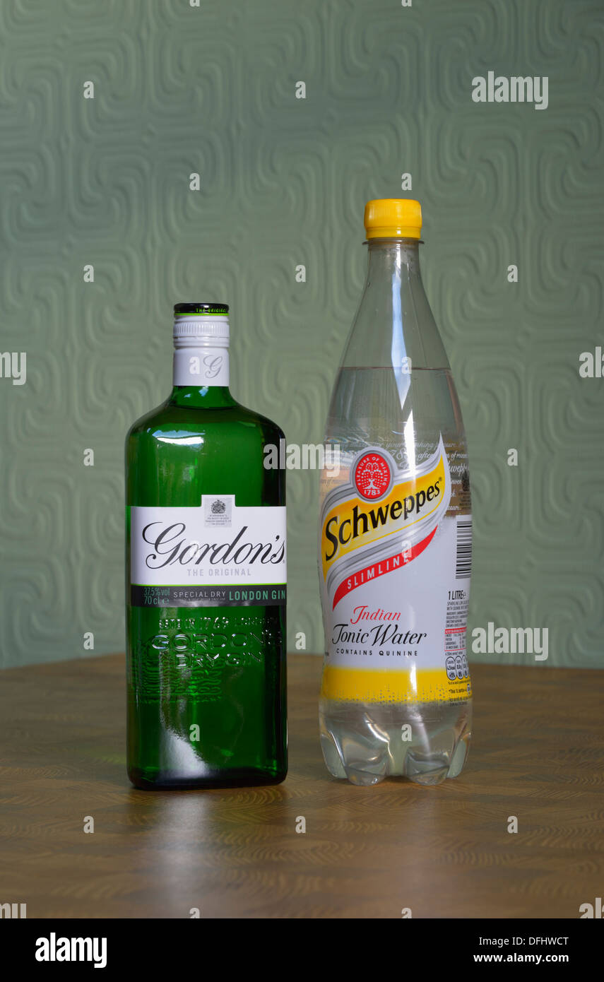 Gordons Gin und Schweppes Slimline Indian Tonic Wasser in Flaschen. Stockfoto